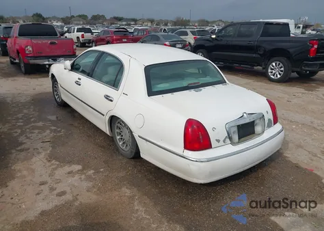 2002 Lincoln Town Car Signature z USA, uszkodzony, nr VIN 1LNHM82W42Y659125